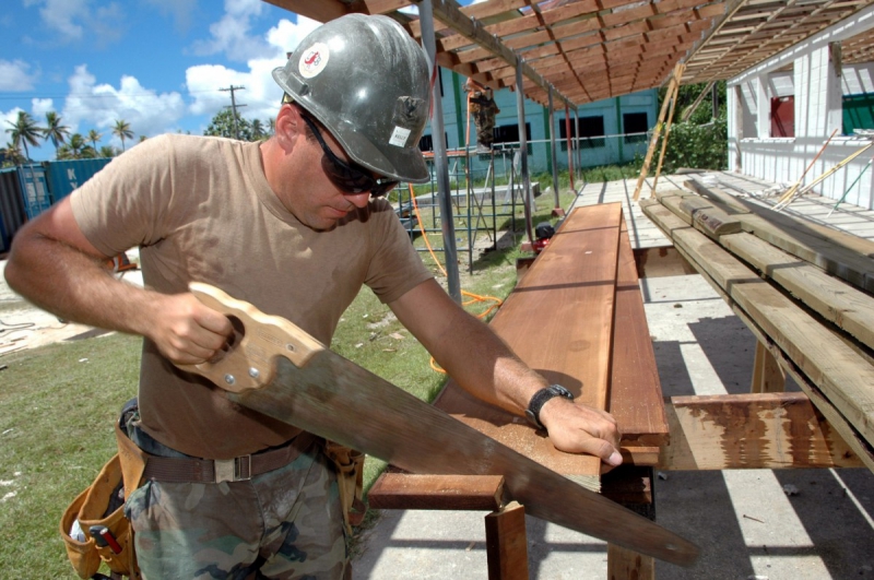 menuisier-ST JEANNET-min_worker_construction_building_carpenter_male_job_build_helmet-893290